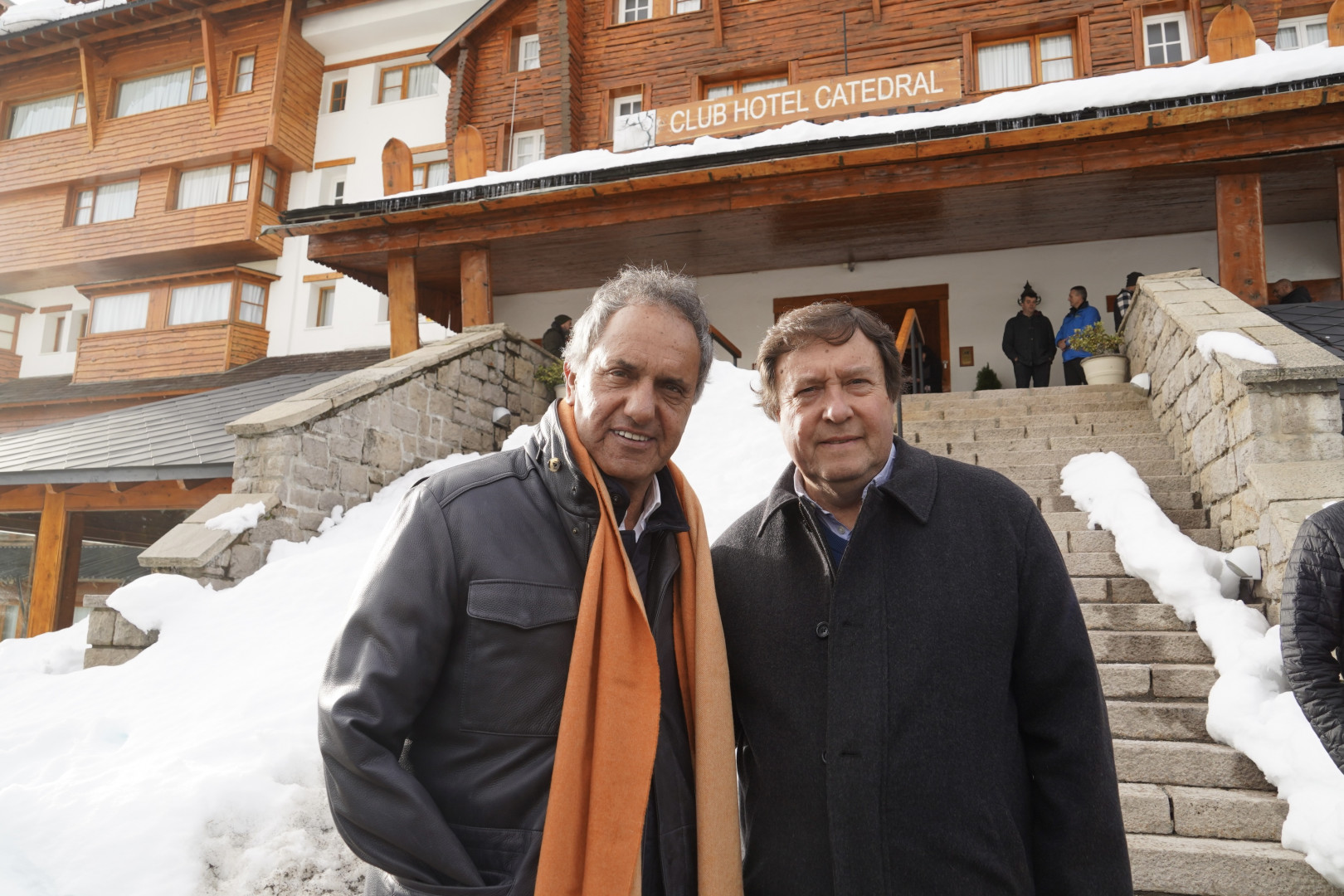 O secretário de Turismo, Meio Ambiente e Esportes da Argentina, Daniel Scioli, garantiu que as estações de esqui de Bariloche, principal centro invernal da América do Sul,  “têm neve garantida por 120 dias”.O secretario de Deportes, Turismo y Ambiente, Daniel Scioli (ezq) e a prefeito de Bariloche, Walter Cortez
A neve abundante e os novos serviços são “muito importantes" para receber turistas,  disse Scioli à imprensa na terça-feira, durante uma visita à cidade e ao Cerro Catedral.