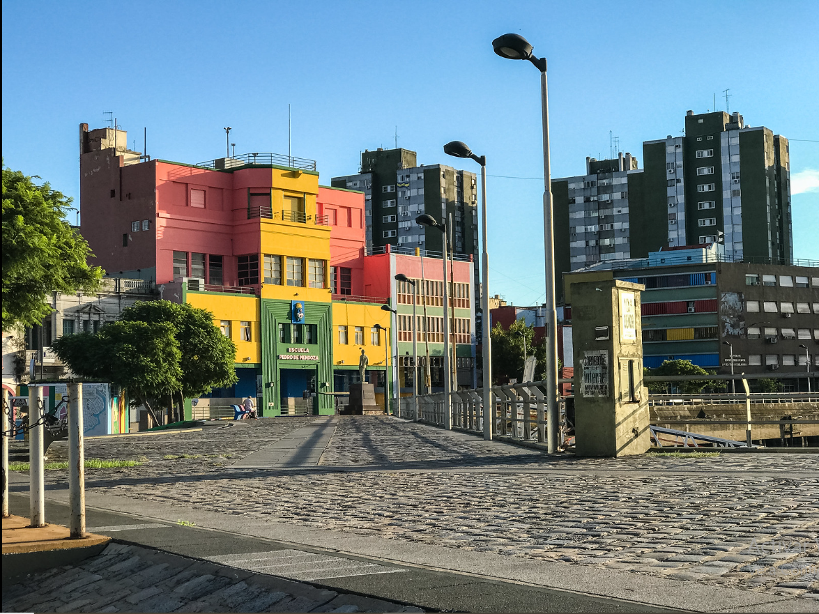 A cidade de Buenos Aires foi escolhida como a melhor cidade da América Latina para se viver, de acordo com um ranking elaborado pelo site de negócios The Economist, com base em cinco itens, como estabilidade, assistência médica, cultura e educação, meio ambiente e infraestrutura.