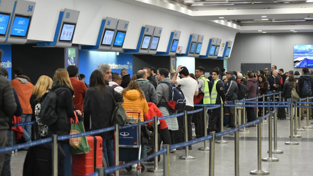 Greve em Aerolineas Argentinas agrava conflito da estatal com o governo Milei